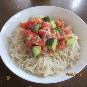 トマトとアボカドの　サラダそうめん